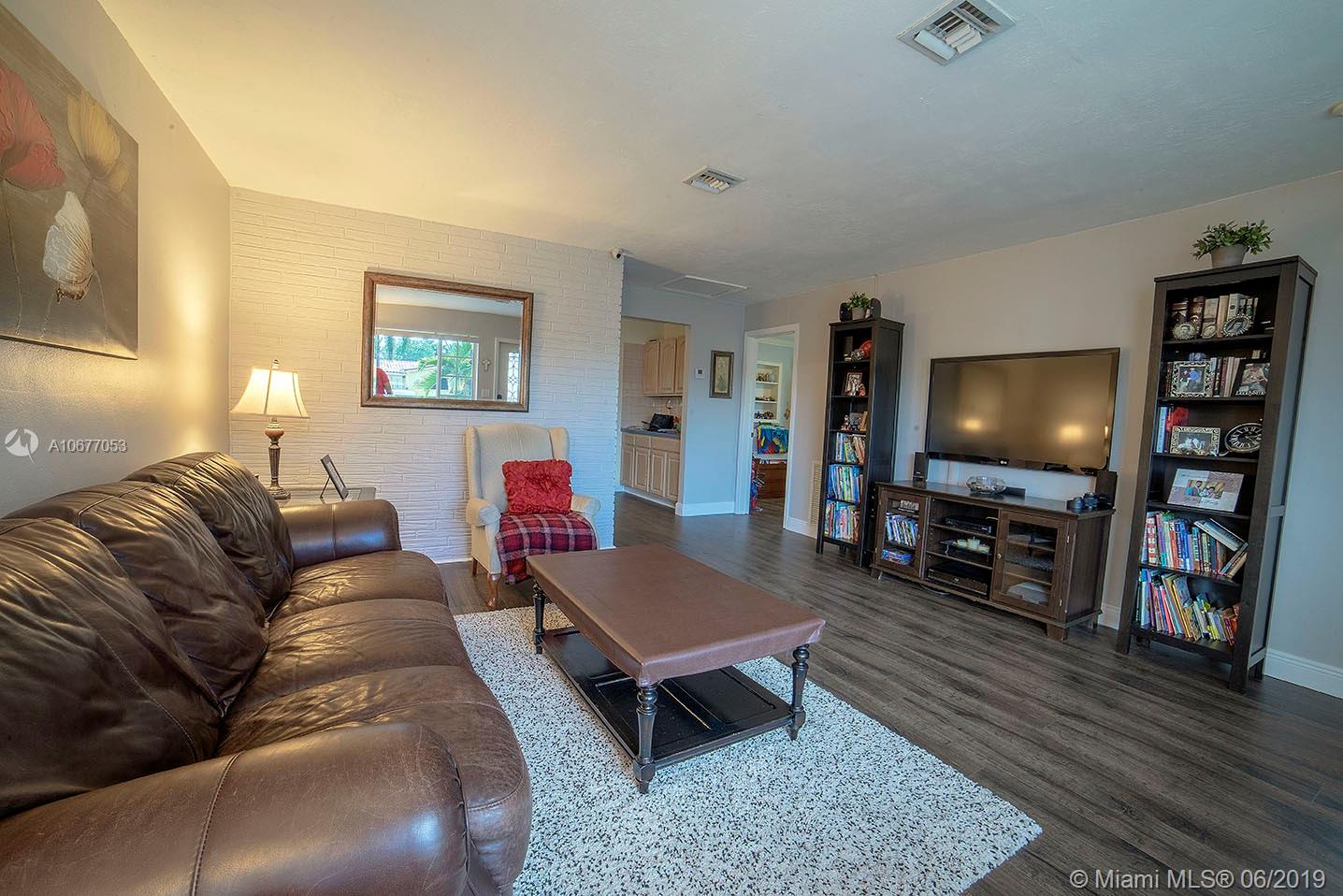 PALM LANE VILLA NO 5 - Residential