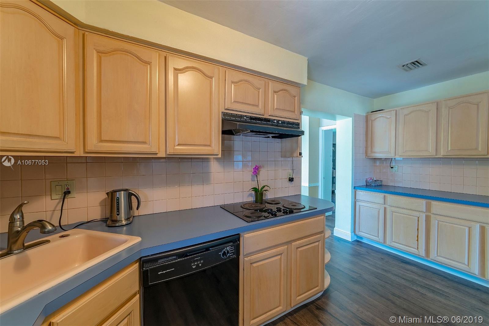 PALM LANE VILLA NO 5 - Residential