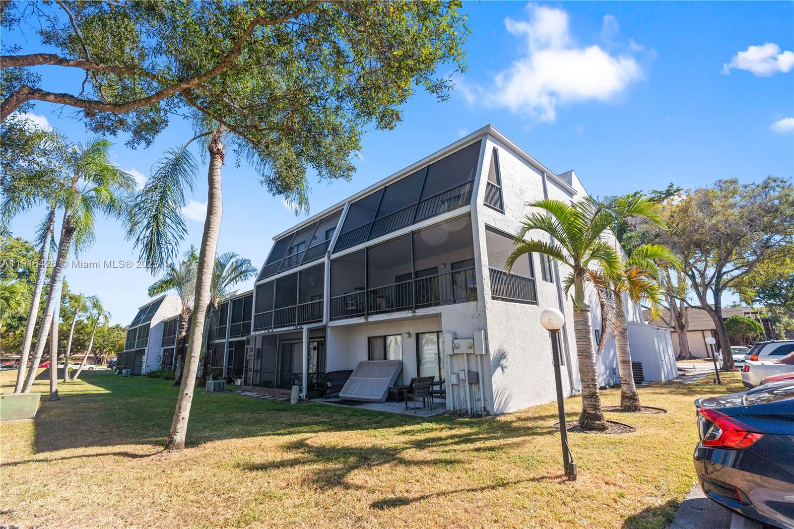 Village Townhouses Jacaran - Residential