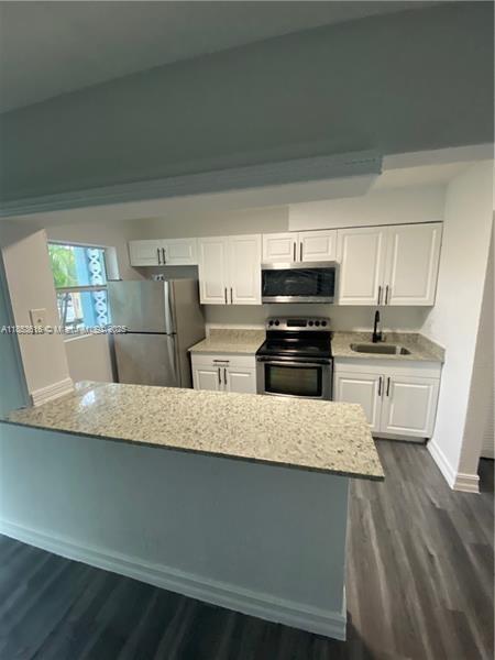 Updated 1 bedroom with private front yard!
1st and deposit to move in with approved credit