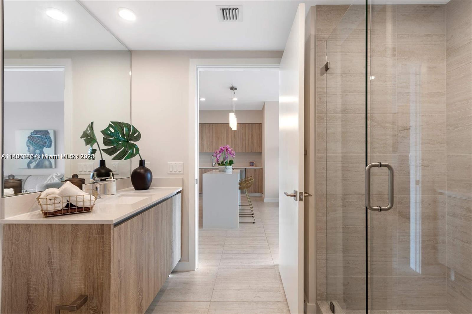 QUADRO CONDO - Residential