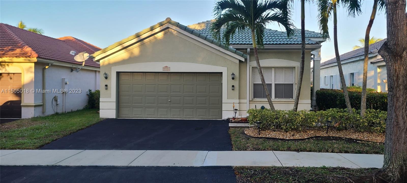 THIS 3 BEDEROOMS, 2 BATHROOMS, 2 CAR GARAGE, LOCATED IN A CUL-DE-SAC, PLEINTY OF ROOM FOR A POOL.
NICE PLACE TO LIVE READY TO MOVE IN.
