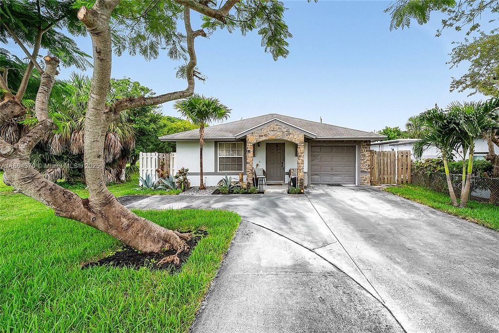 Photo of 31 SW 11th Ave, Delray Beach, FL 33444 (MLS # A11864370)