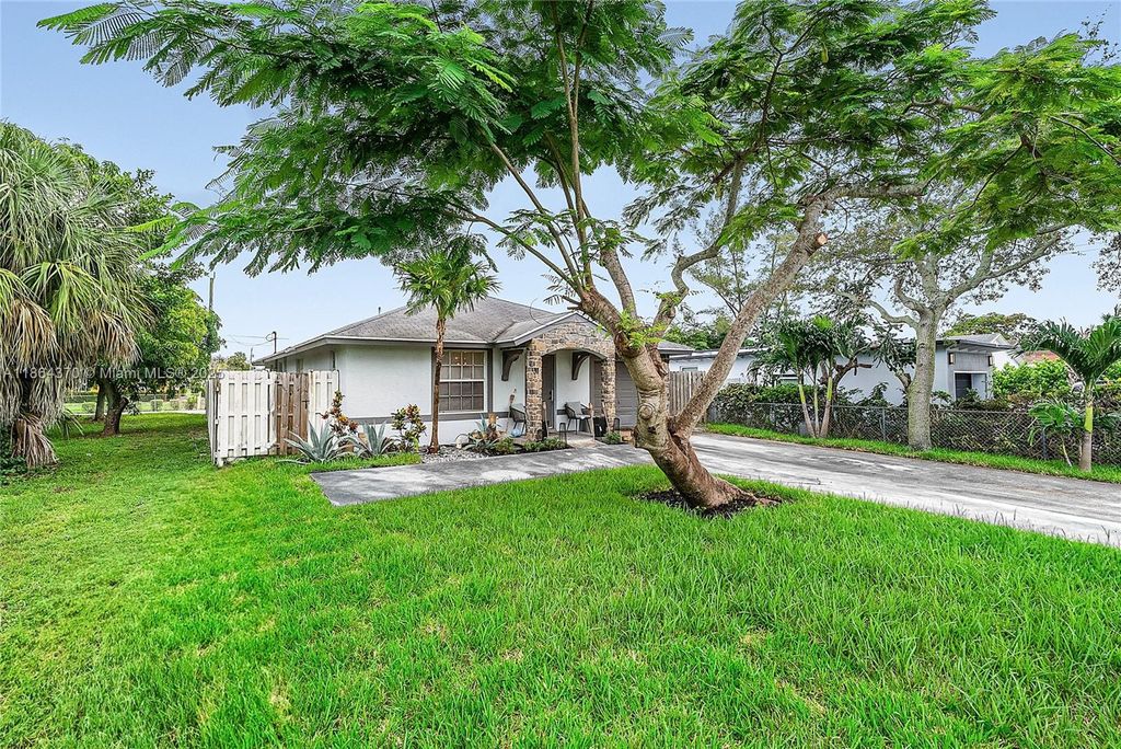 Photo of 31 SW 11th Ave, Delray Beach, FL 33444 (MLS # A11864370)