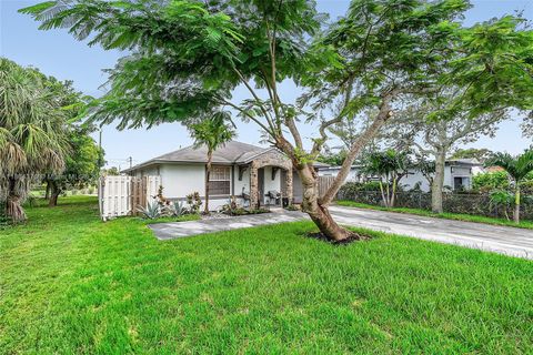 Photo of 31 SW 11th Ave, Delray Beach, FL 33444 (MLS # A11864370) Photo of 31 SW 11th Ave, Delray Beach, FL 33444 (MLS # A11864370)
