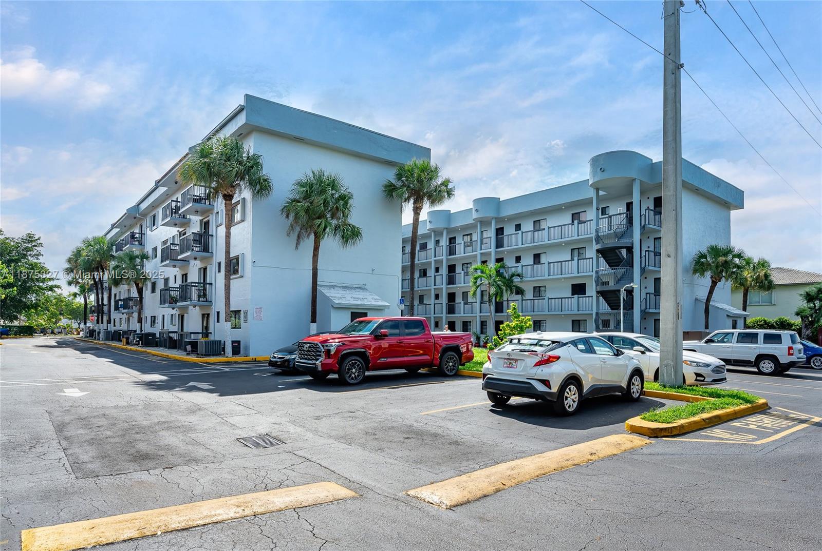 Wonderful recently renovated condo unit. New cabinets, countertops, appliances, washer/dryer. Central location with excellent access to major highways. Gated security, lost of guest parking.