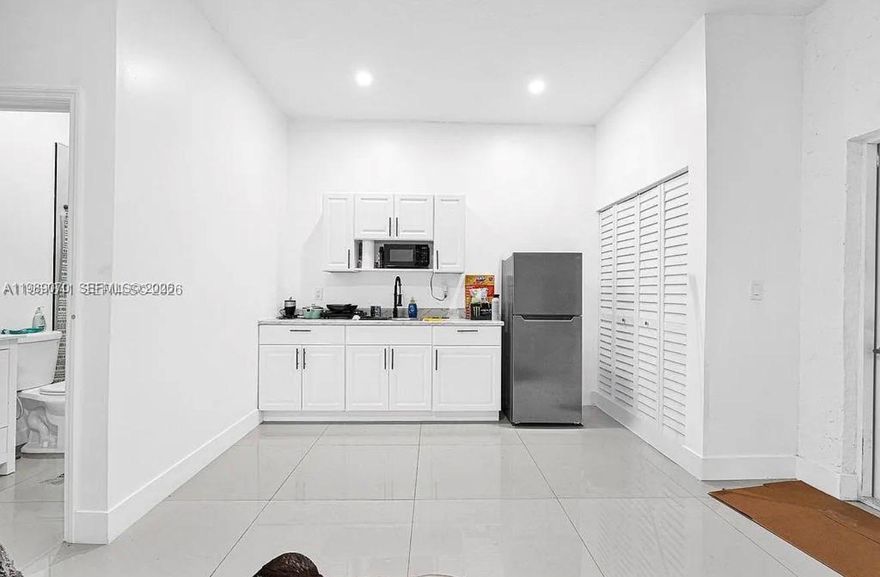 Completely new and ready to move in! This modern studio is perfect for a single person or a starting couple looking for a comfortable and private space. Features:Private entrance, Full bathroom, Kitchen / kitchenette, Clean, modern finishes,Quiet and safe neighborhood