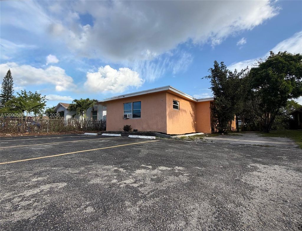 Photo of 518 NW 10th St #2, Hallandale Beach, FL 33009 (MLS # A12000580)