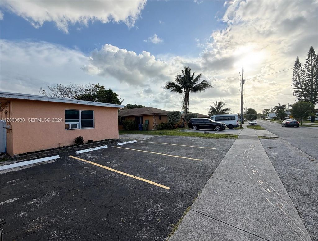 Photo of 518 NW 10th St #2, Hallandale Beach, FL 33009 (MLS # A12000580)