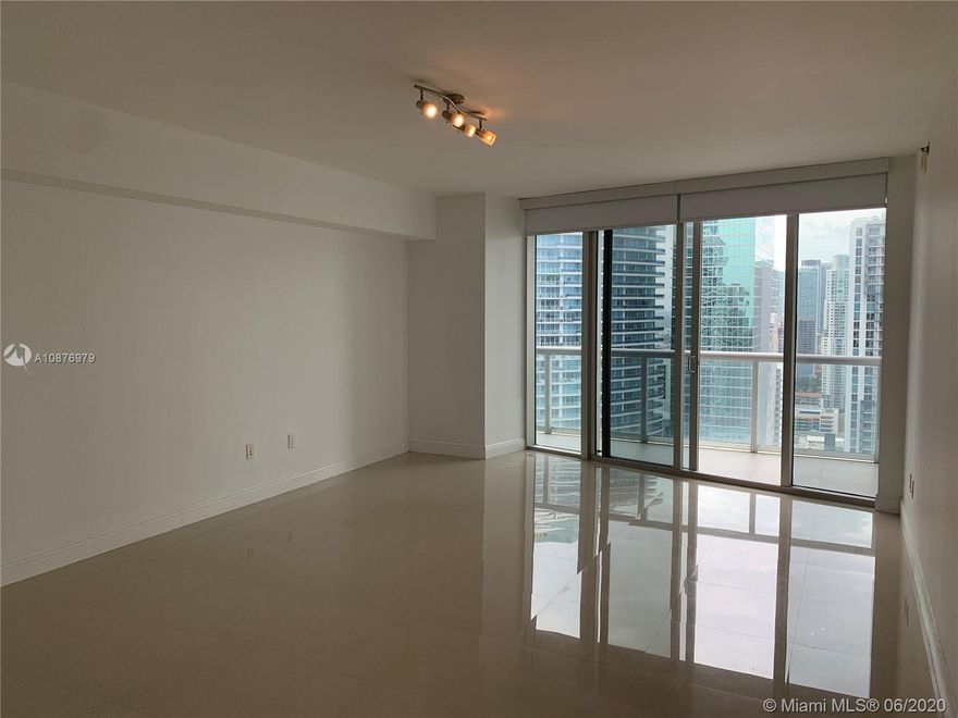 Very nice studio in the desirable Icon condo! amazing miami river and ocean and city view! close to everything you need such us supermarkets, cinemas, restaurants and much more! easy to show, condo full of amenities, gym, spa, huge pool, cinema and much more!