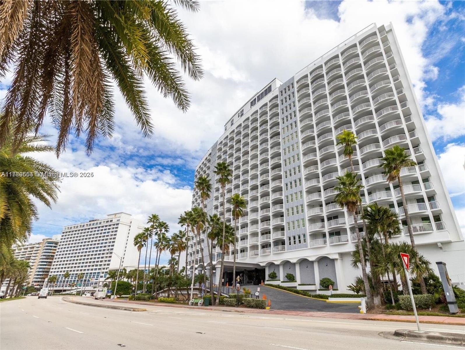 5401 Collins Ave 1229