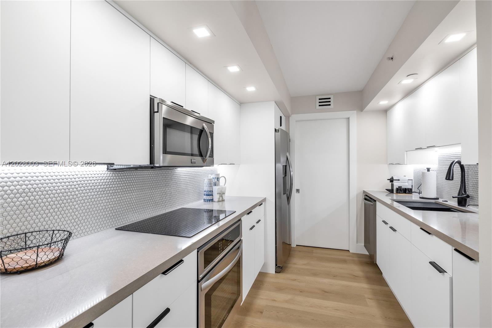 6917 Collins Ave 1404