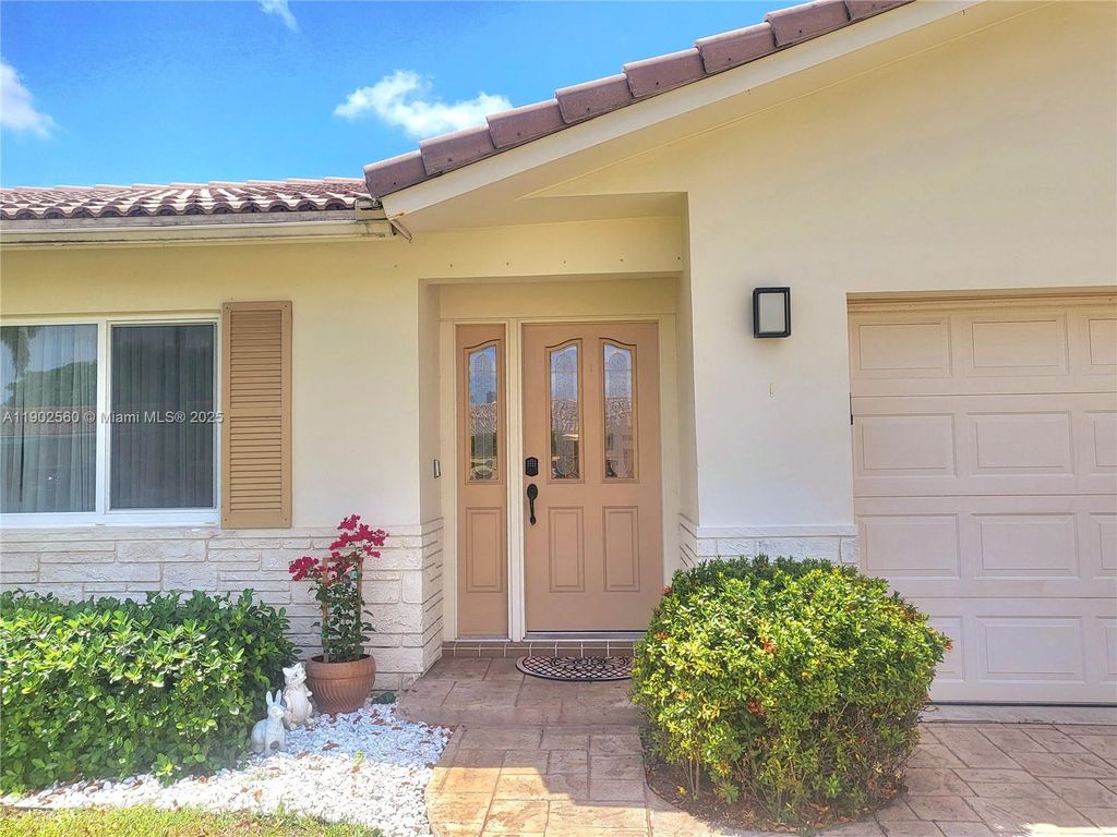 Photo of 8 Tam O Shanter Ln, Boca Raton, FL 33431 (MLS # A11902560)