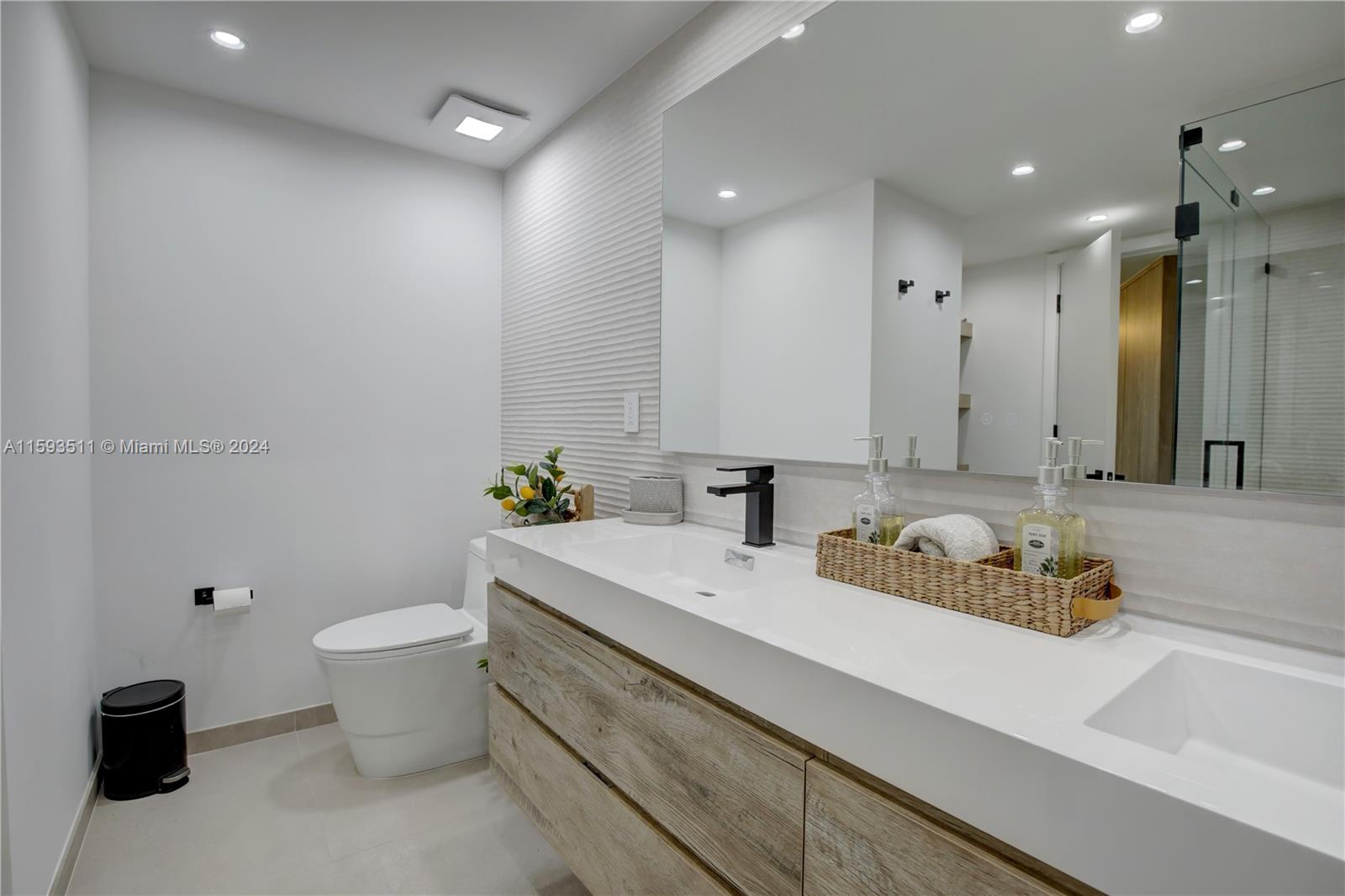 TOWERS OF KEY BISCAYNE CO - Residential Lease