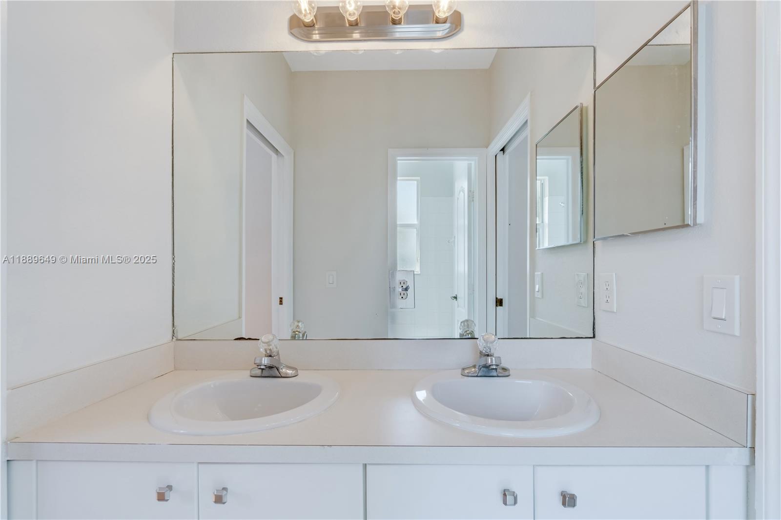 ISLANDS AT DORAL NORTHWES - Residential