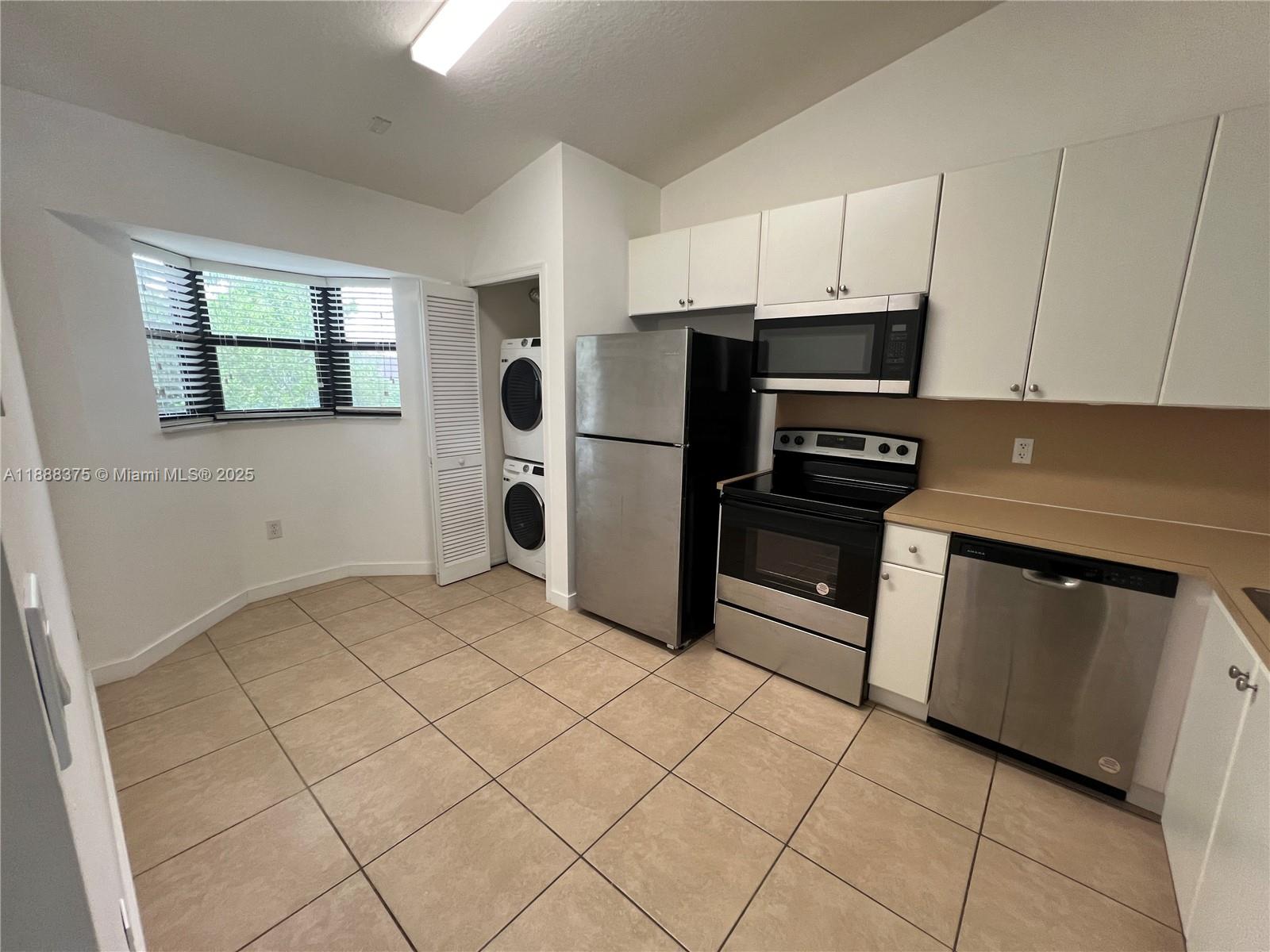 THE COURTS AT BAYSHORE II - Residential Lease