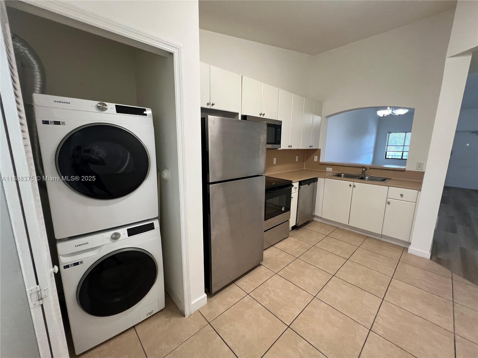 THE COURTS AT BAYSHORE II - Residential Lease