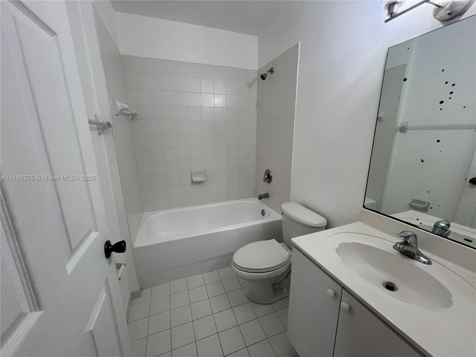 THE COURTS AT BAYSHORE II - Residential Lease