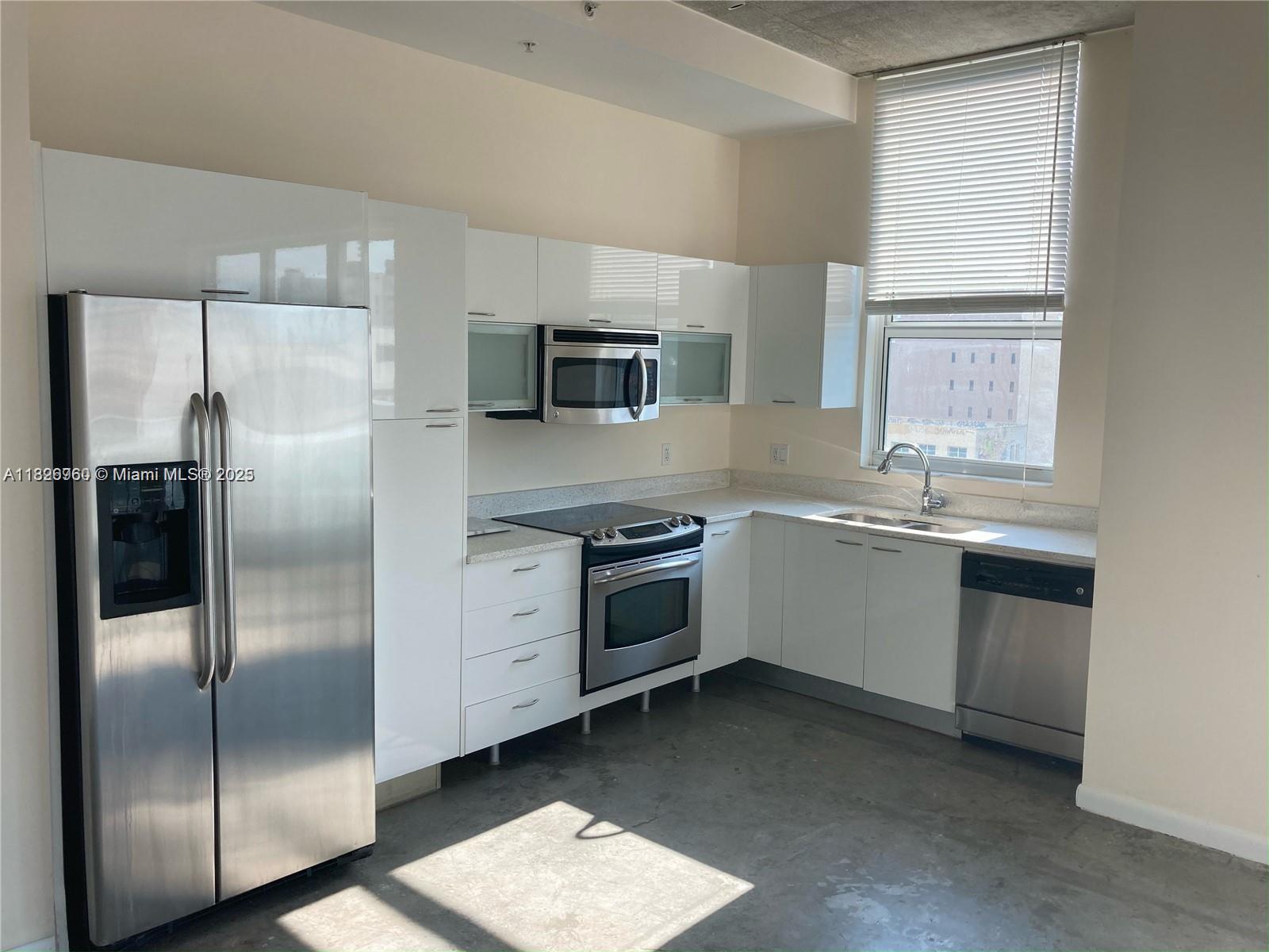 Spacious 2BD/2BA at The Loft II with 1,153 sqft of bright, open living space. Features polished concrete floors, abundant natural light, and a flexible layout ideal for individuals, roommates, or families. Includes in-unit W/D, central AC, dishwasher, and a modern kitchen.
Enjoy top-notch amenities: rooftop pool with skyline views, second pool with lounge area, gym, sauna, club room, 24/7 security, and parking available for just $60/month. Prime Downtown Miami location — steps from Metro Mover, Bayside, Kaseya Center, and more.