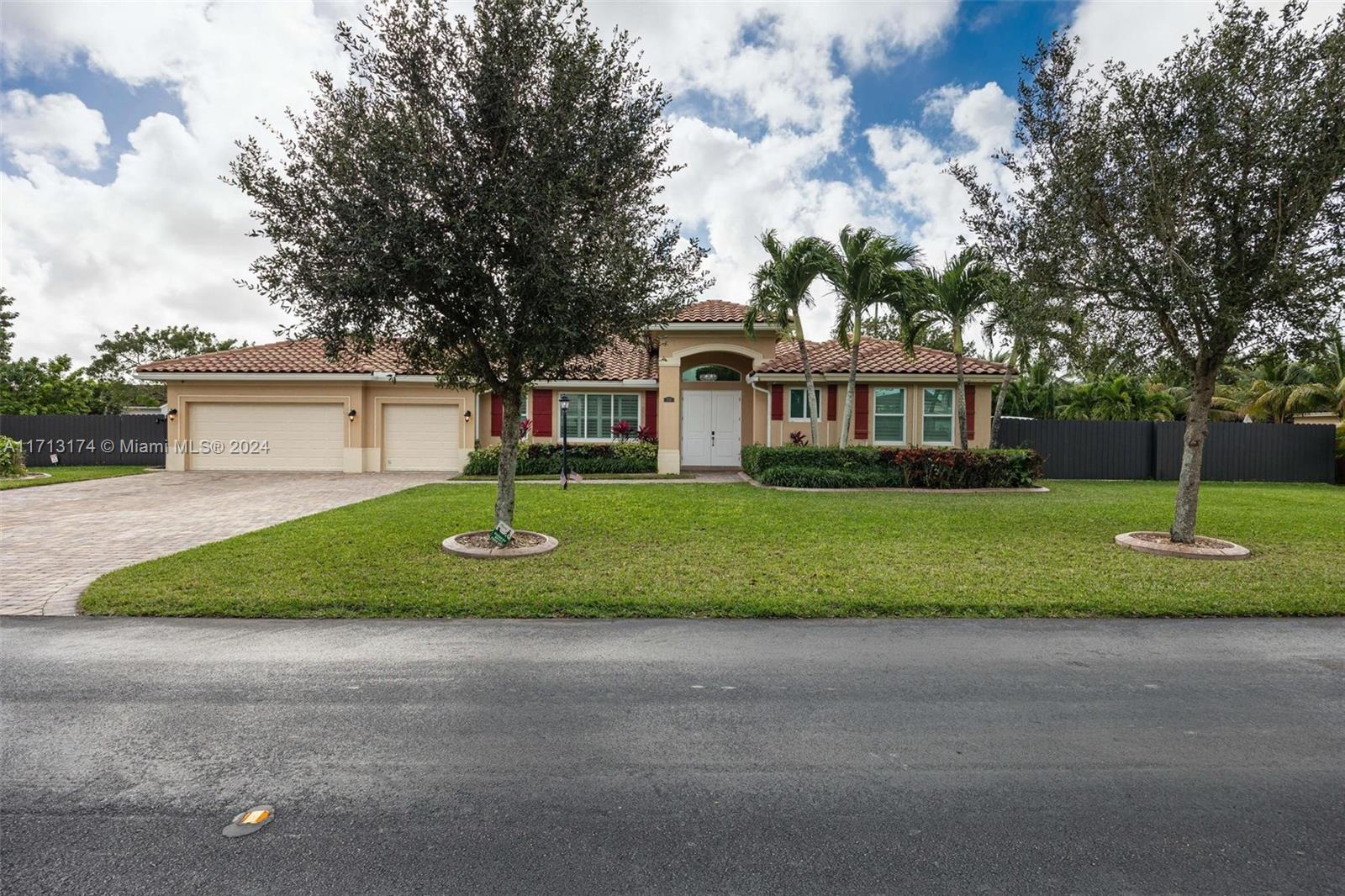 1528 Nw 21st St, Homestead, Miami-Dade County, Florida - 4 Bedrooms  
4 Bathrooms - 