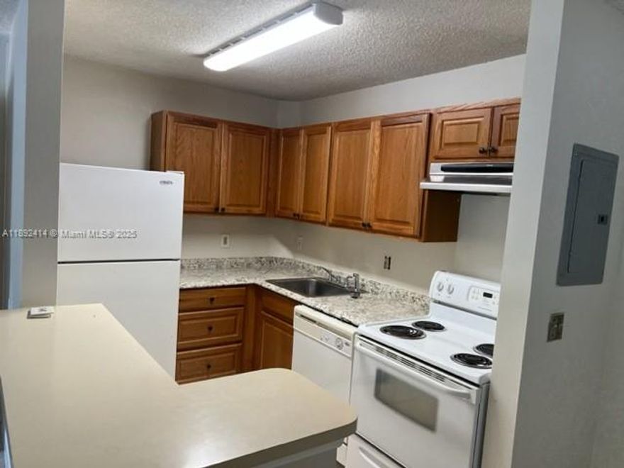 *2/2 second floor located in Plantation.
*close to shopping, Starbucks,winn dixie,publix,restaurants,sawgrass,highways
*Community amenities 2 pools,tennis court, bar b que grills in designated areas, fitness room
*Tenants are welcome to use the existing W/D in the laundry closet, but the owner does not maintain the cost throughout the lease.
*Apartment is renting in an "AS IS" condition with existing appliances, paint, tiles, kitchen cabinets etc