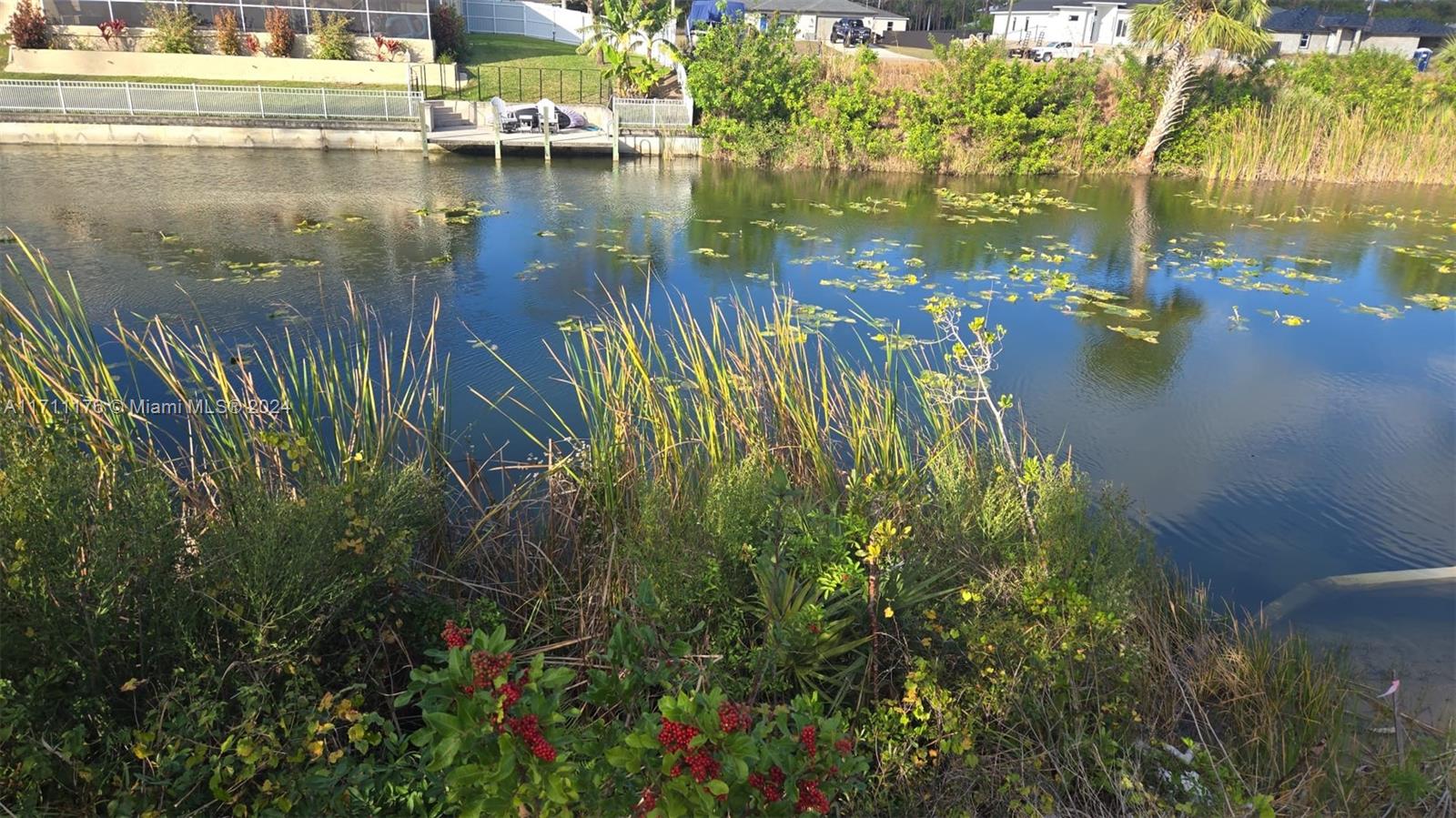 Unique opportunity in Cape Coral! This spectacular residential lot is located in one of the most desirable areas of the city, offering the perfect balance between tranquility and convenience. With direct access to a navigable canal, it is ideal for lovers of nautical life and those who dream of enjoying breathtaking views from their home. The property has an excellent location, close to schools, shops, restaurants and parks, ensuring comfort and quality of life for the whole family. In addition, its generous space offers the possibility of designing the house of your dreams, with enough area for a pool, garden and more. Build your paradise in Cape Coral!