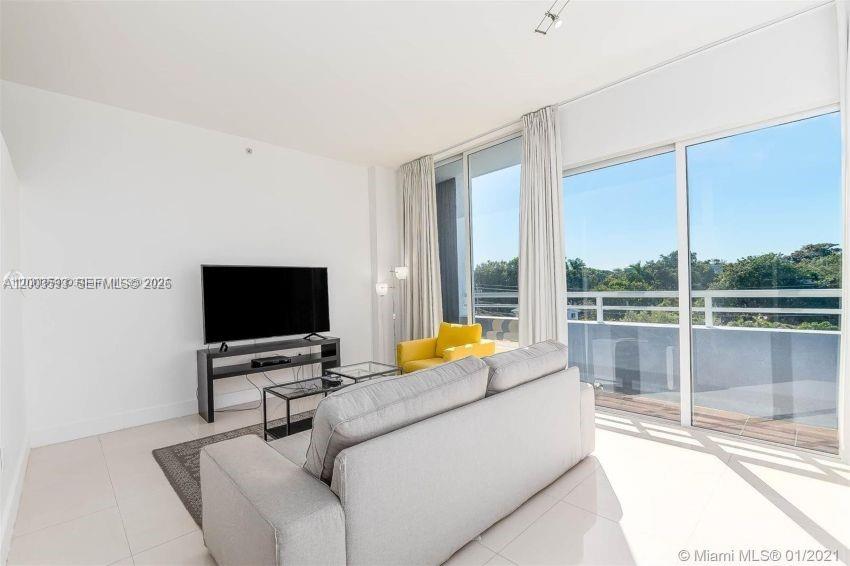 COCOSTYLE @ 3250 GRAND AV - Residential Lease