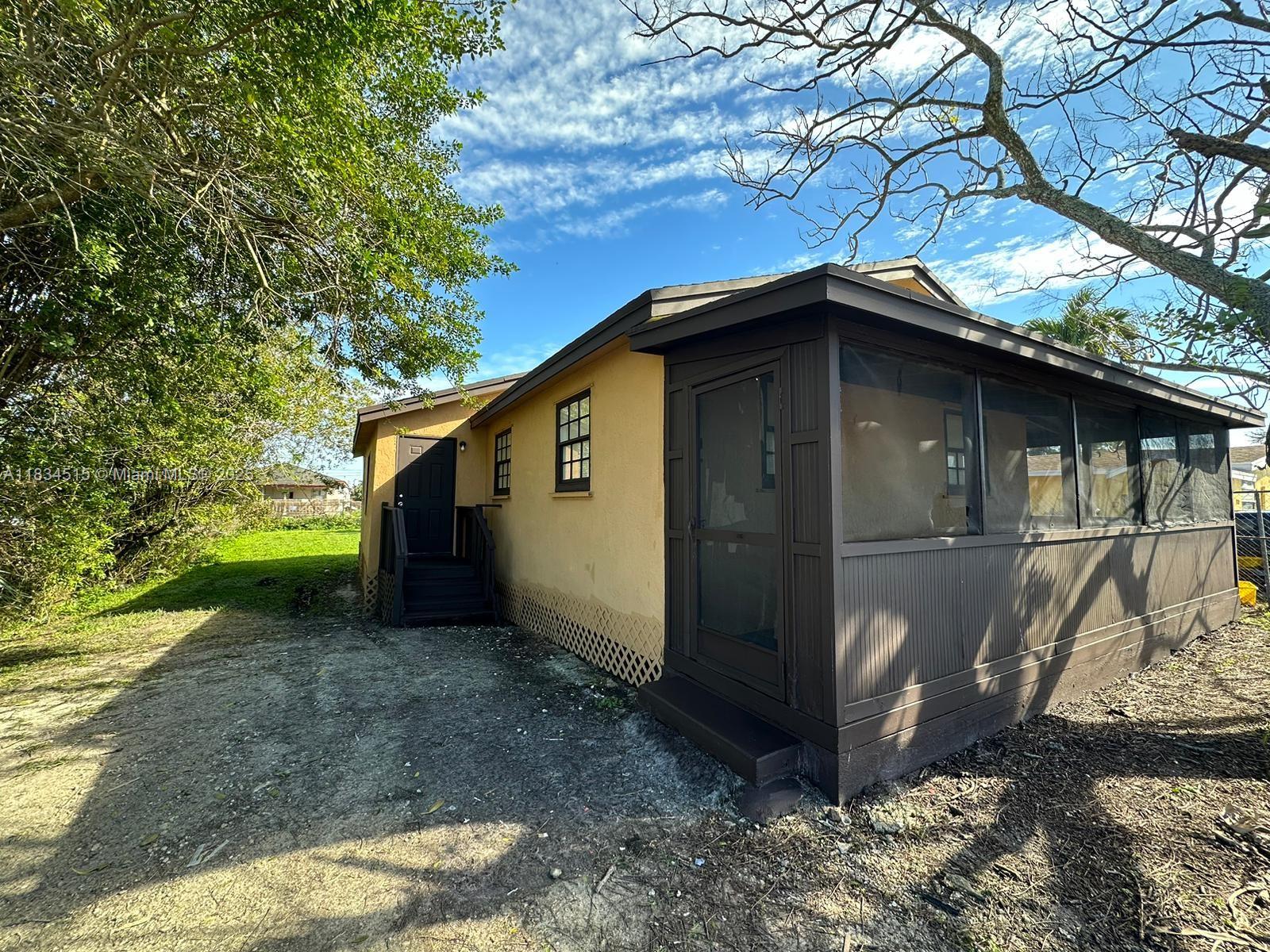 WELCOME INVESTORS! FULLY RENOVATED 3/2 SINGLE FAMILY HOME, NO HOA FEES.
Fully remodeled with modern finishes throughout.
Brand-new kitchen with sleek cabinetry and appliances.
Renovated bathrooms with stylish tile and fixtures.
New flooring throughout the entire home.
Spacious backyard.
No HOA fees – park trucks, RVs, or any type of vehicle.
Currently rented for $1,900/month – lease expires 07/19/2026
Owner is motivated.