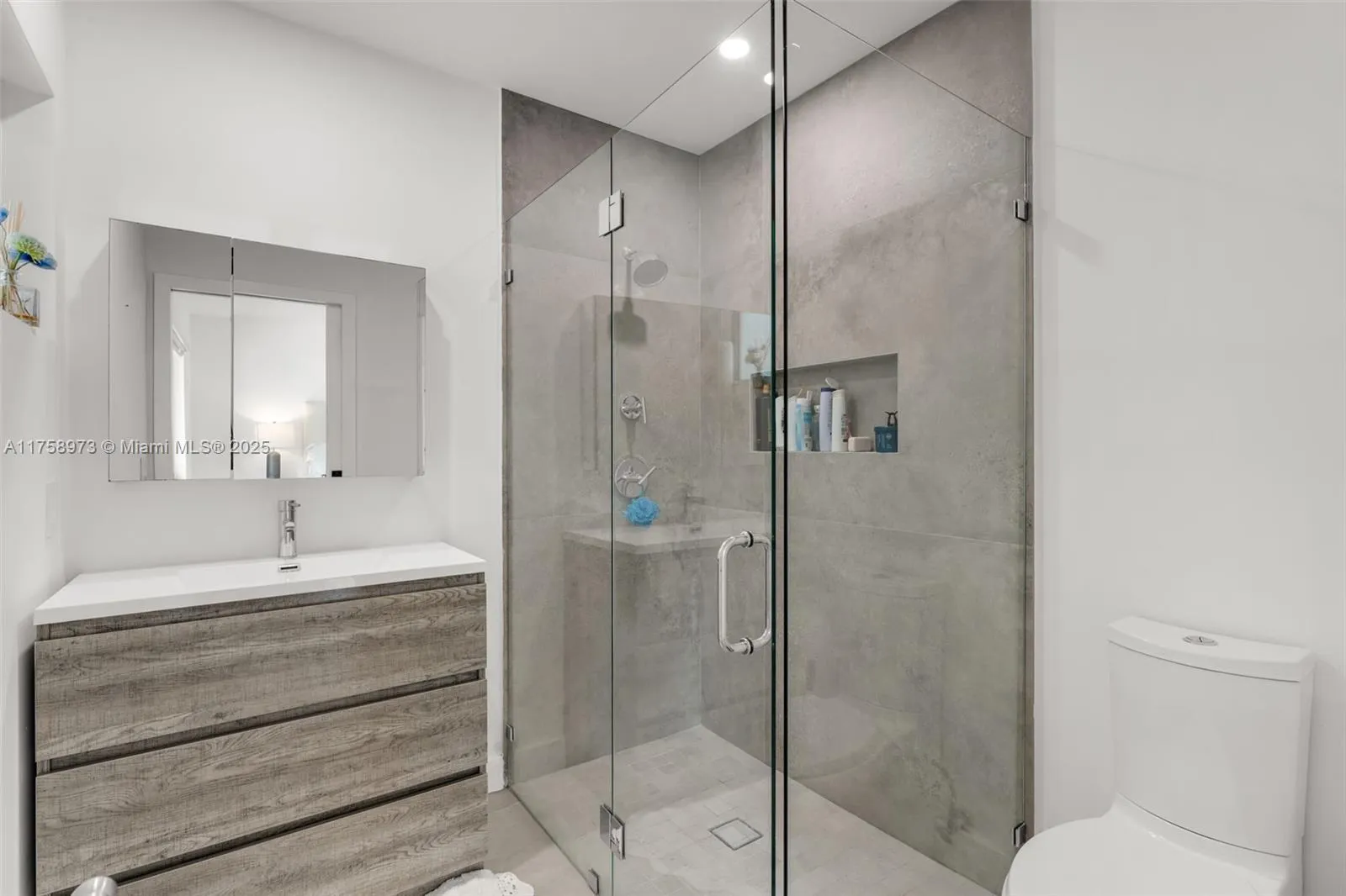 Coral Gables, Florida 33146, United States, 4 Bedrooms Bedrooms, ,5 BathroomsBathrooms,Residential,Active,84211