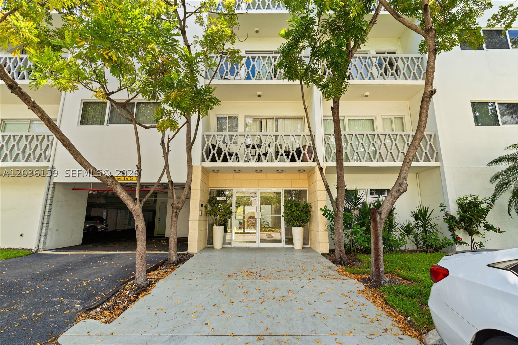 10001 W Bay Harbor Dr 202