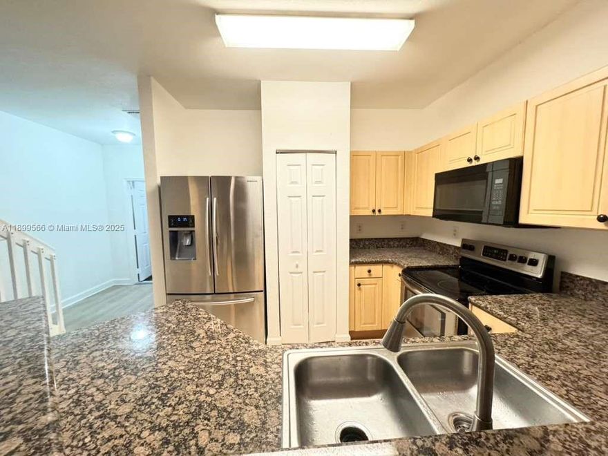Beautiful 3bedroom/2bath town home with granite counter tops, primary suite, washer and dryer.