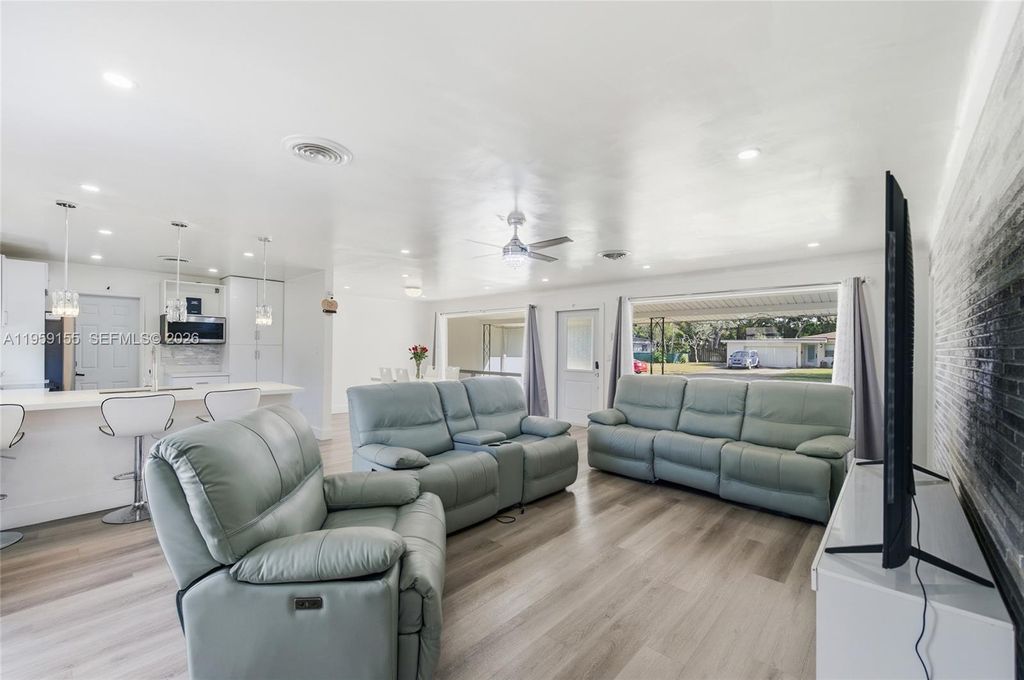 Photo of 861 N Bel Air Dr, Plantation, FL 33317 (MLS # A11959155)