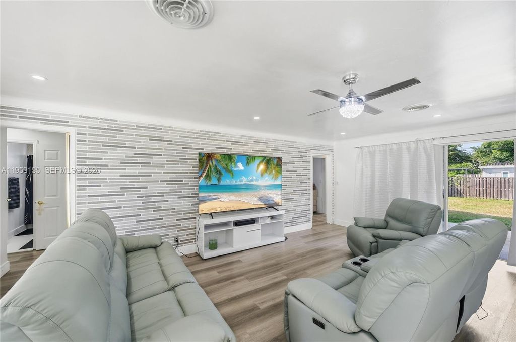 Photo of 861 N Bel Air Dr, Plantation, FL 33317 (MLS # A11959155)