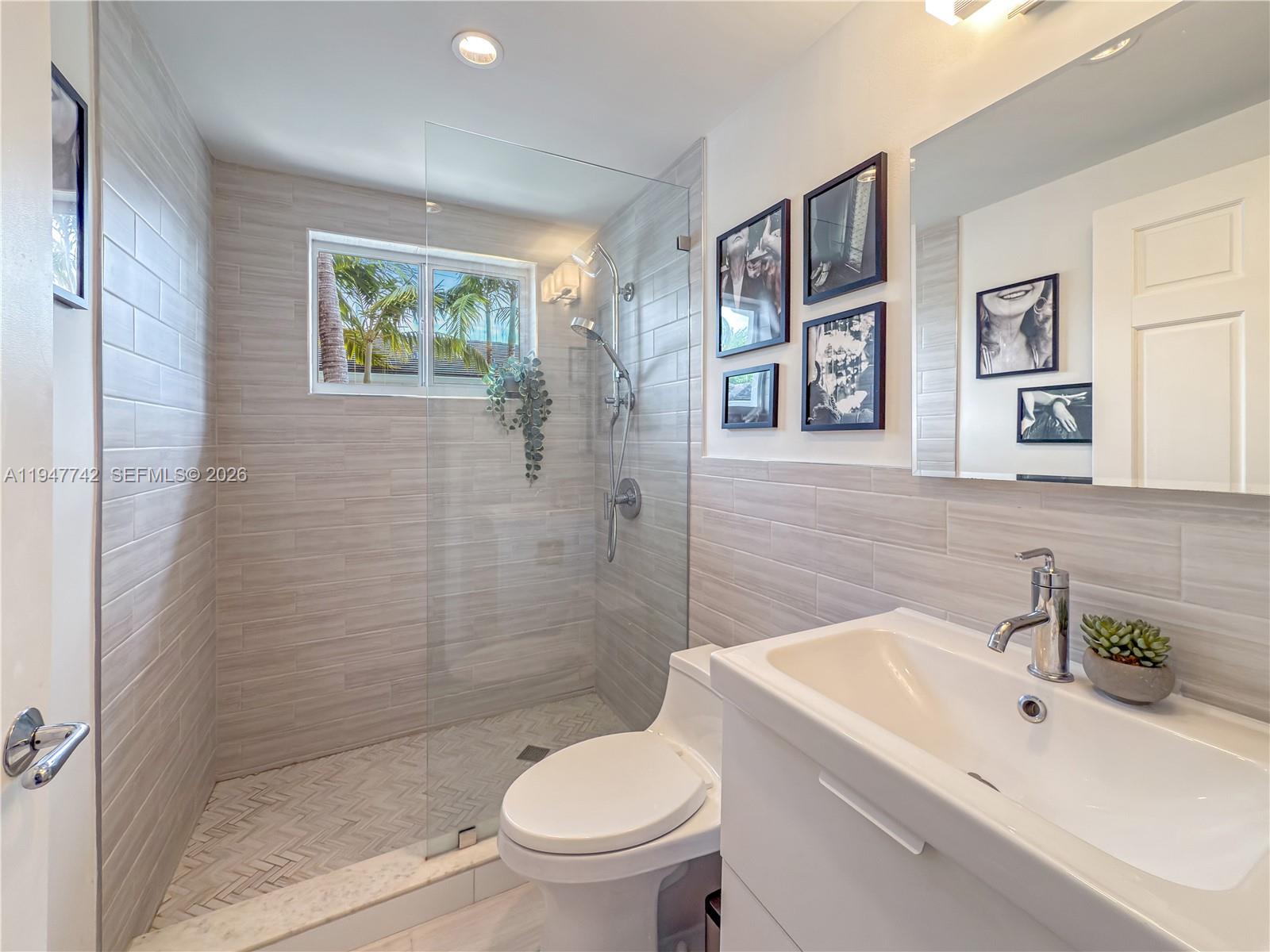 MOULIN ROUGE CONDO - Residential