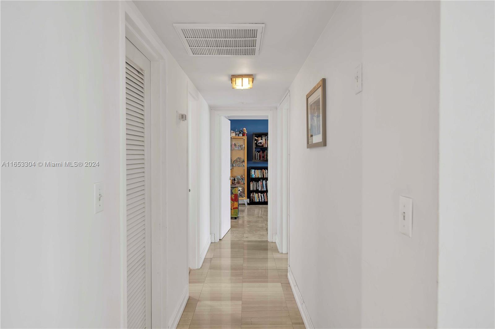 KING COLE CONDO - Residential