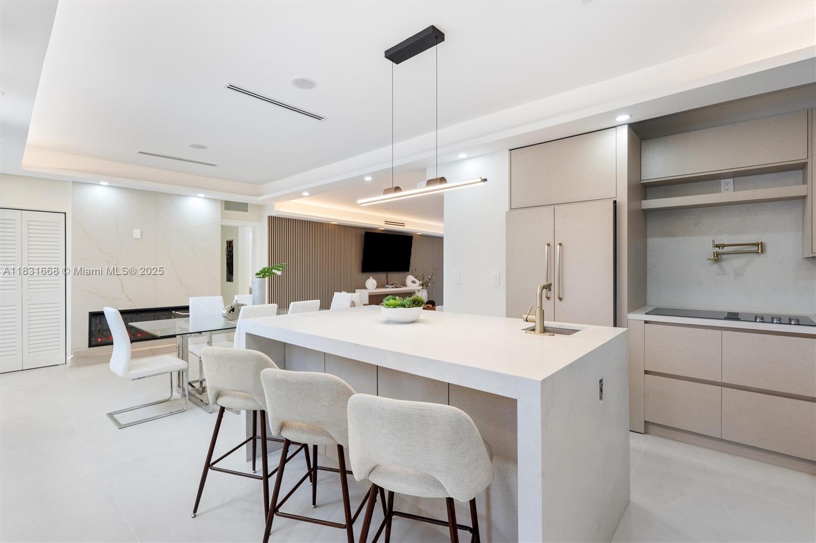 1108 Harrison St, Hollywood, FL, 33019/$1,395,000 4 1108 Harrison St