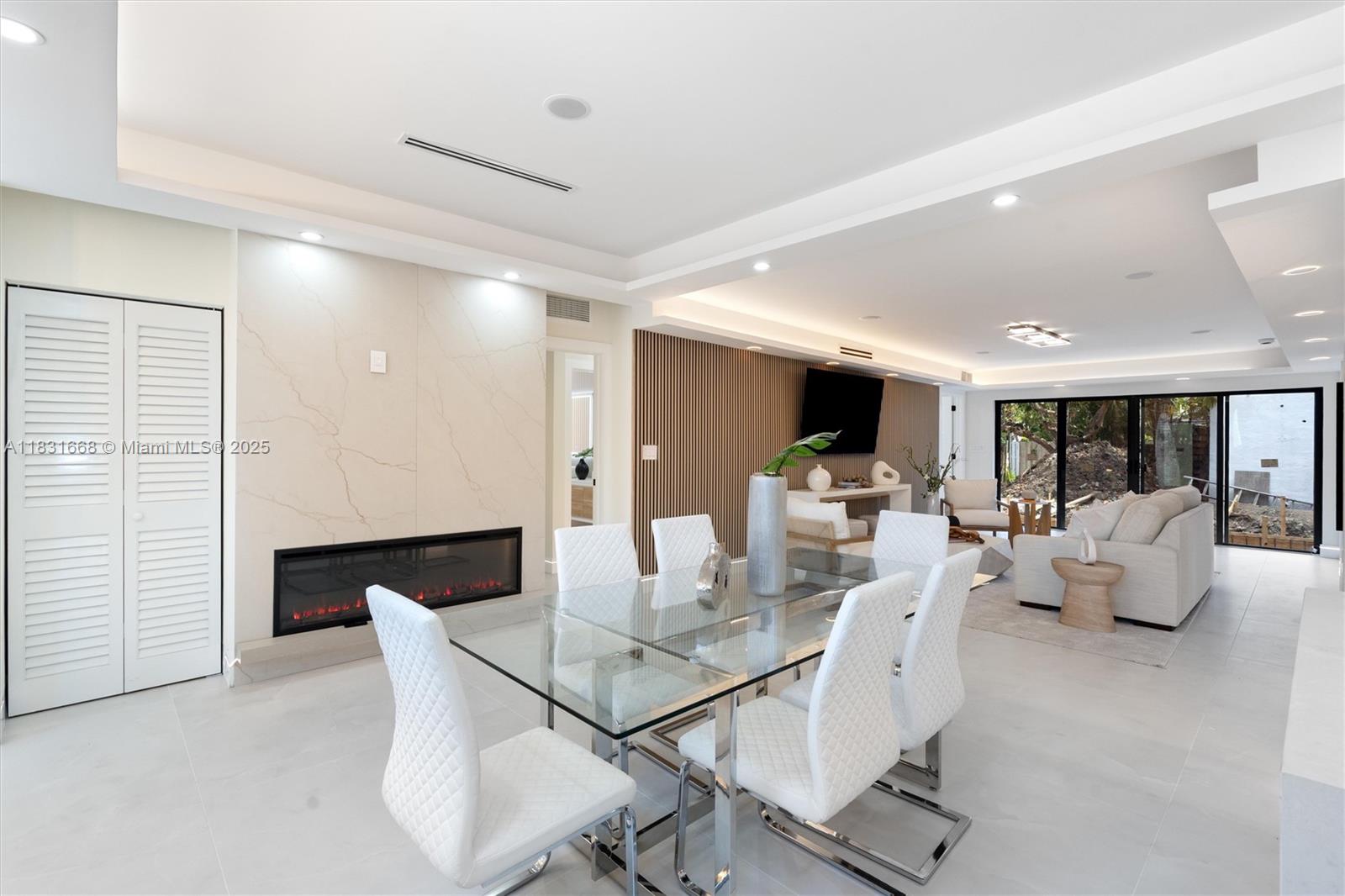 HOLLYWOOD LAKES - Residential