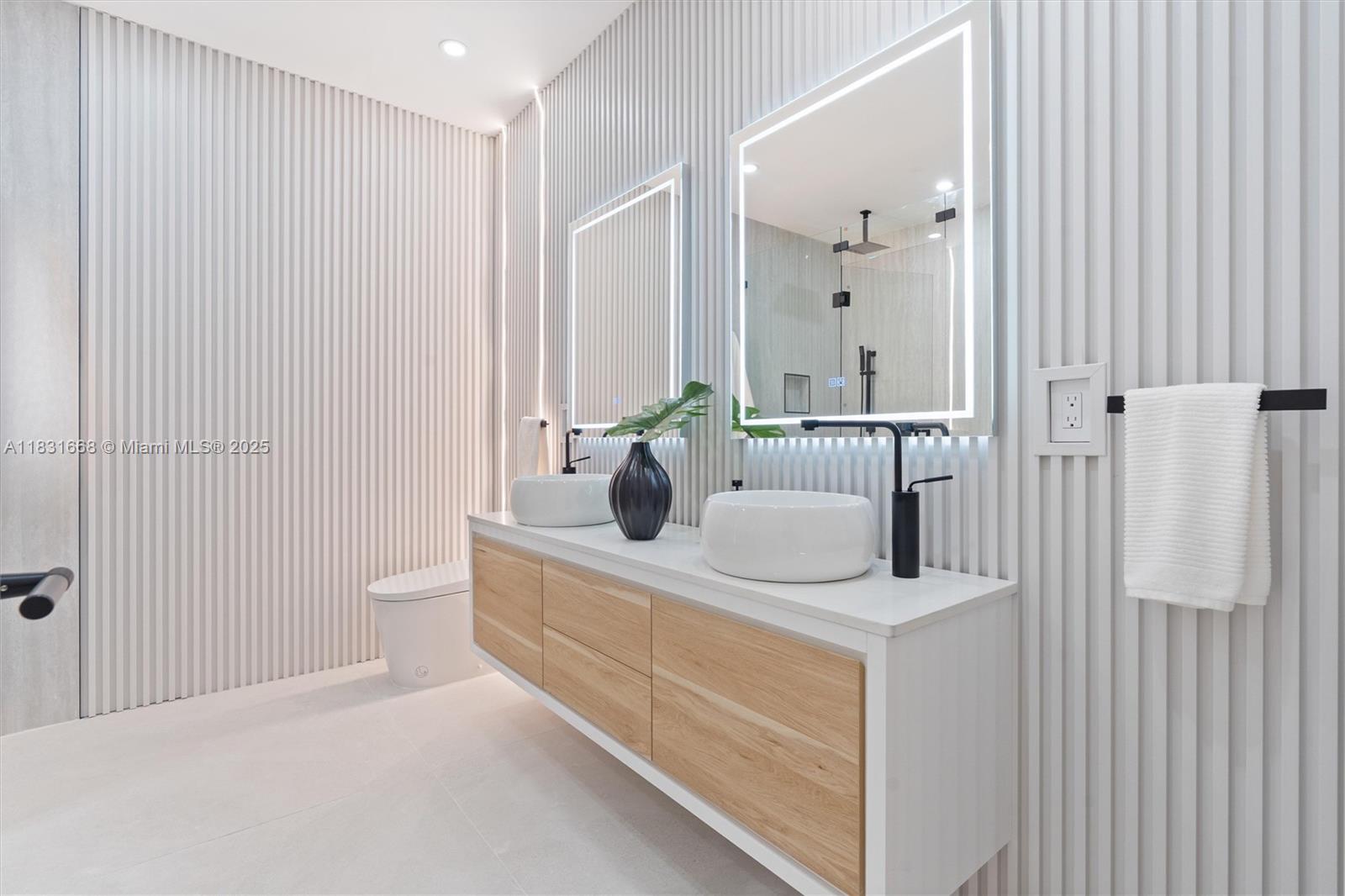 HOLLYWOOD LAKES - Residential