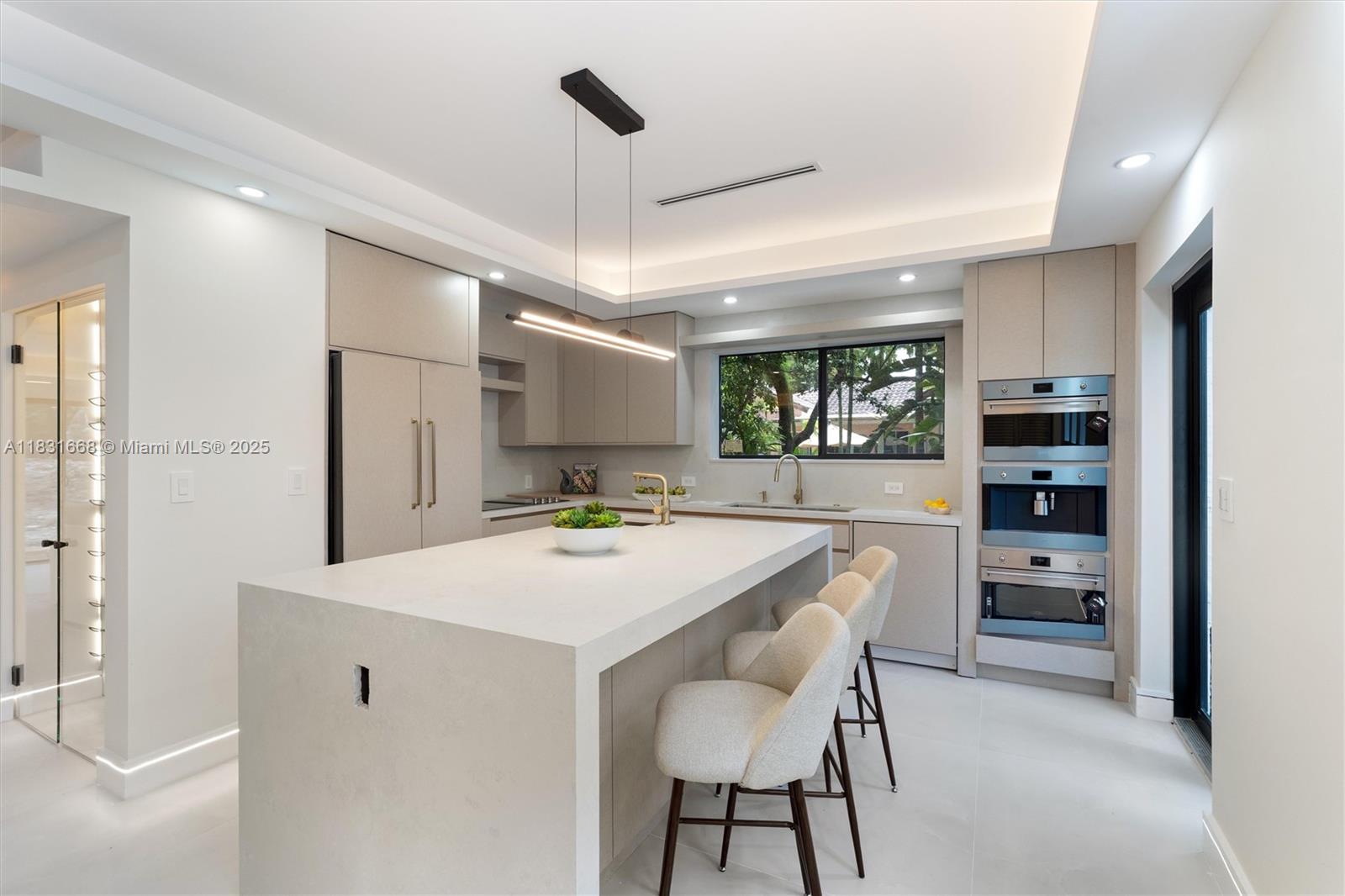 1108 Harrison St, Hollywood, FL, 33019/$1,395,000 3 1108 Harrison St