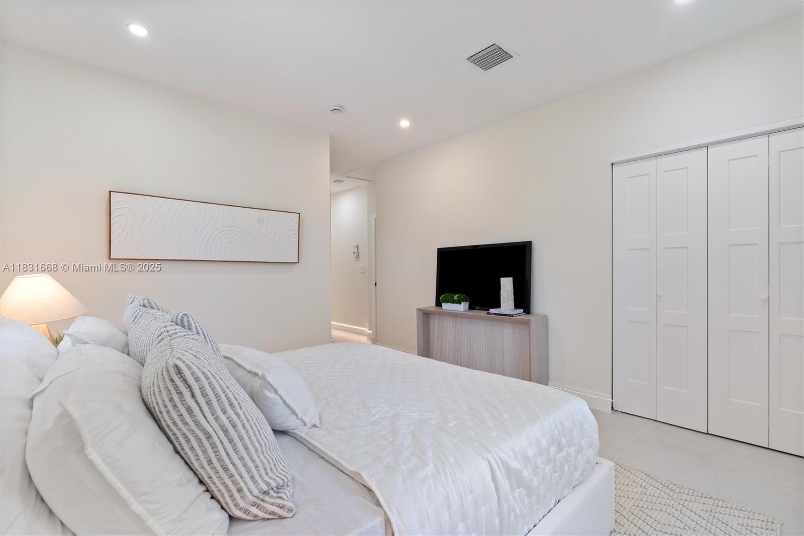 HOLLYWOOD LAKES - Residential