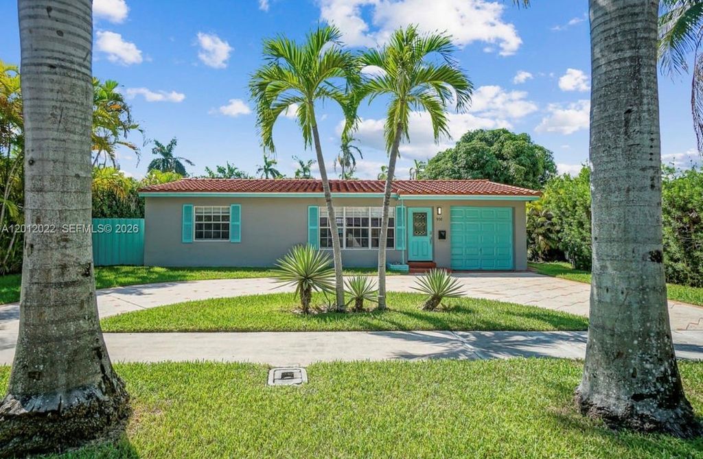 Photo of 906 NE 4th St, Hallandale Beach, FL 33009 (MLS # A12012022)