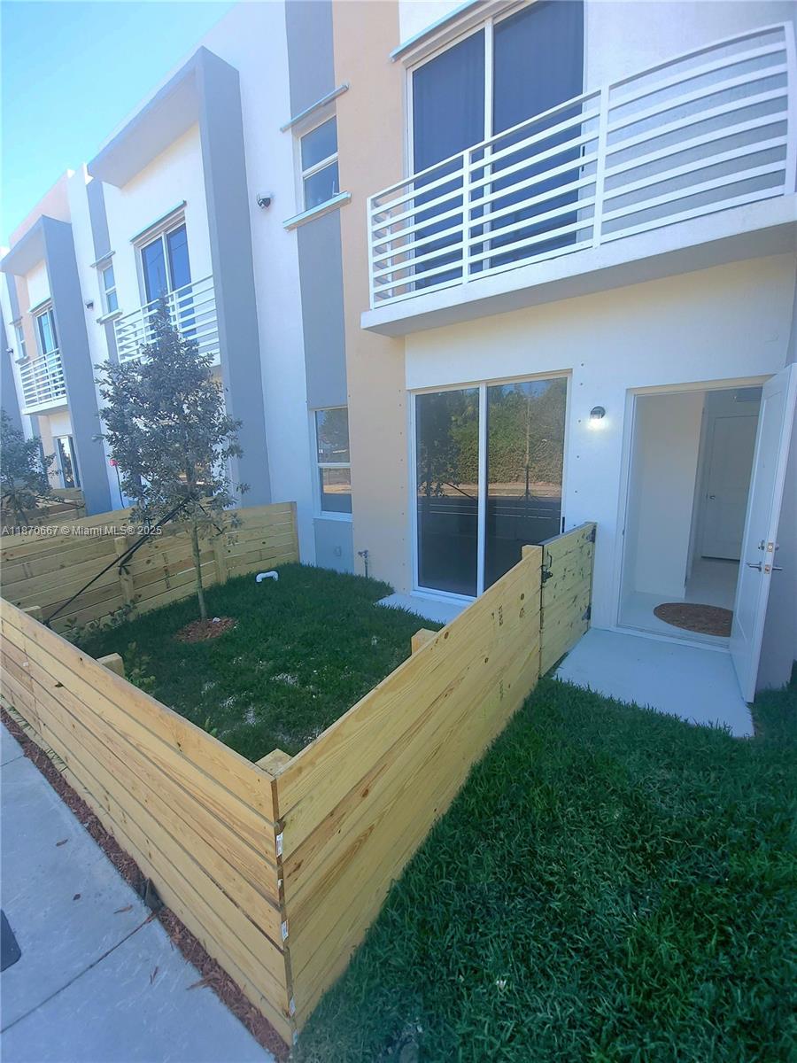 Private entrance and private fenced in patio, two storage closets, small kitchen sink and mini fridge. One person only. No pets allowed. Laundry offsite. Fast approval.