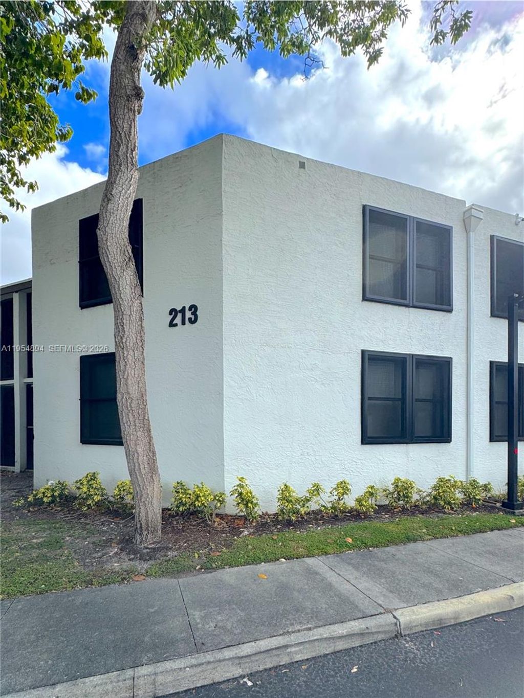 Photo of 213 Lake Pointe Dr #114, Oakland Park, FL 33309 (MLS # A11954894)