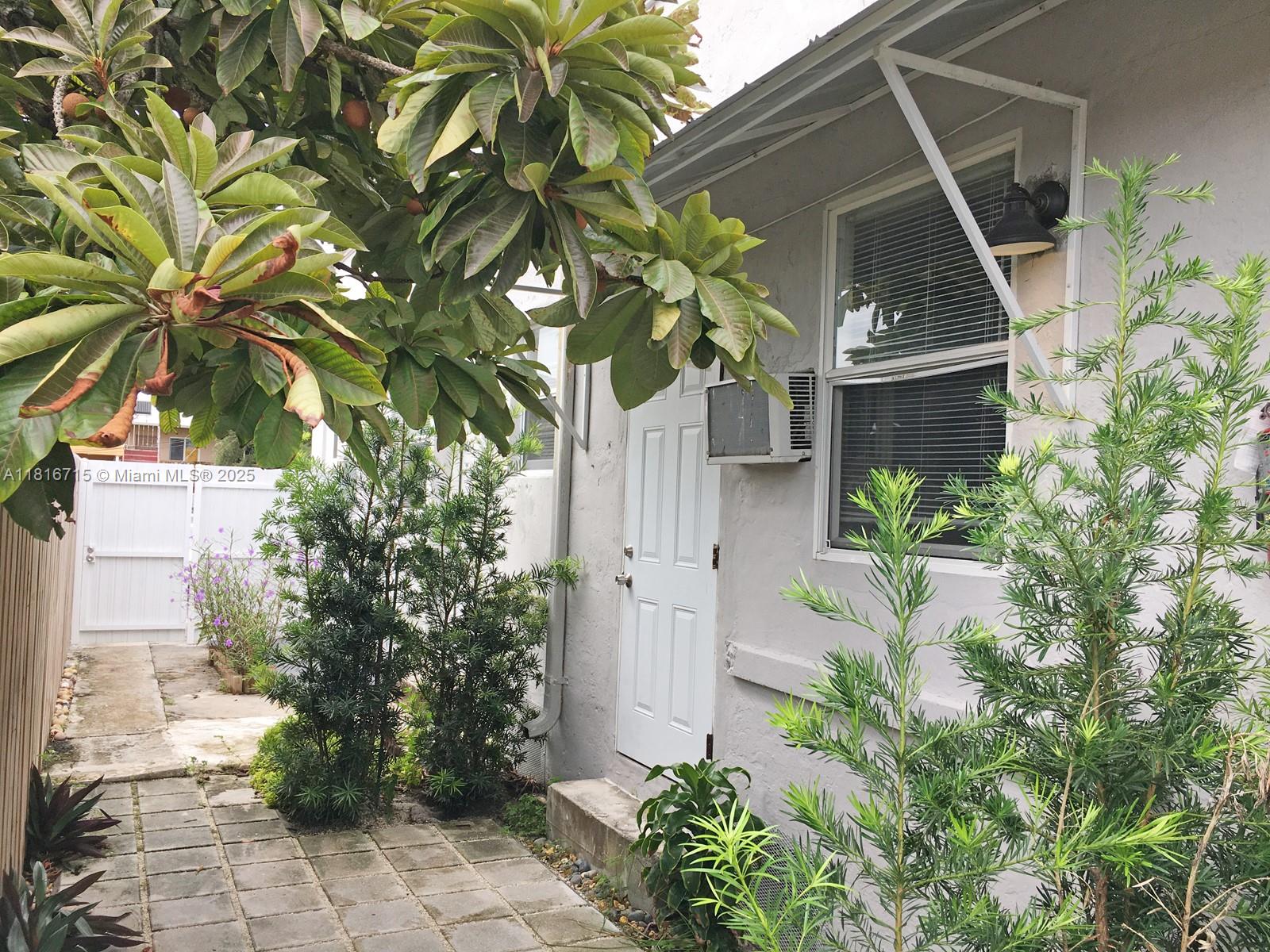 Rental Property at 1827 Nw Flagler Ter R1s, Miami, Broward County, Florida - Bathrooms: 1  - $1,050 MO.