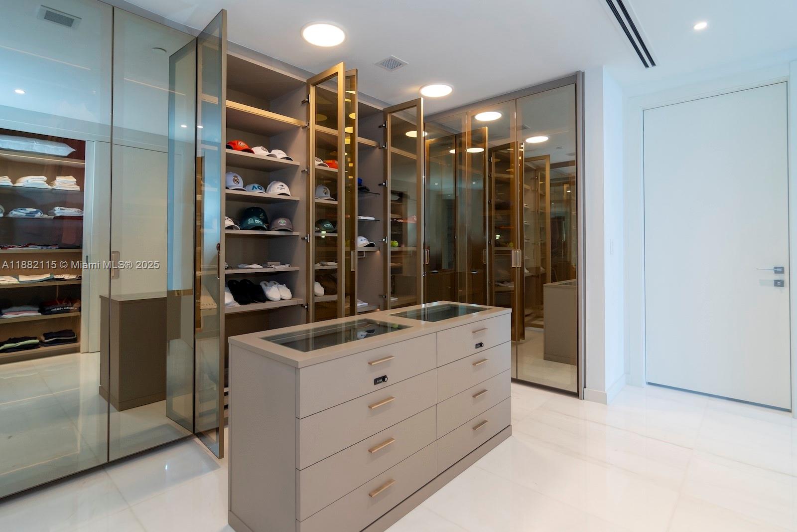 ASTON MARTIN RESIDENCES - Residential