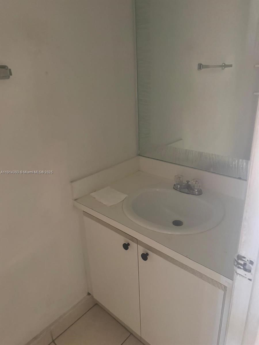 VENETIAN GARDENS AT COUNT - Residential Lease