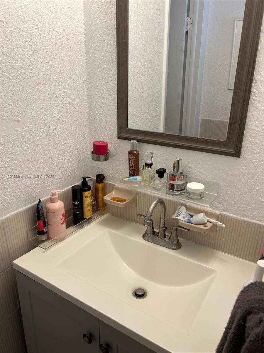 CARIBBEAN BREEZE CONDO - Residential