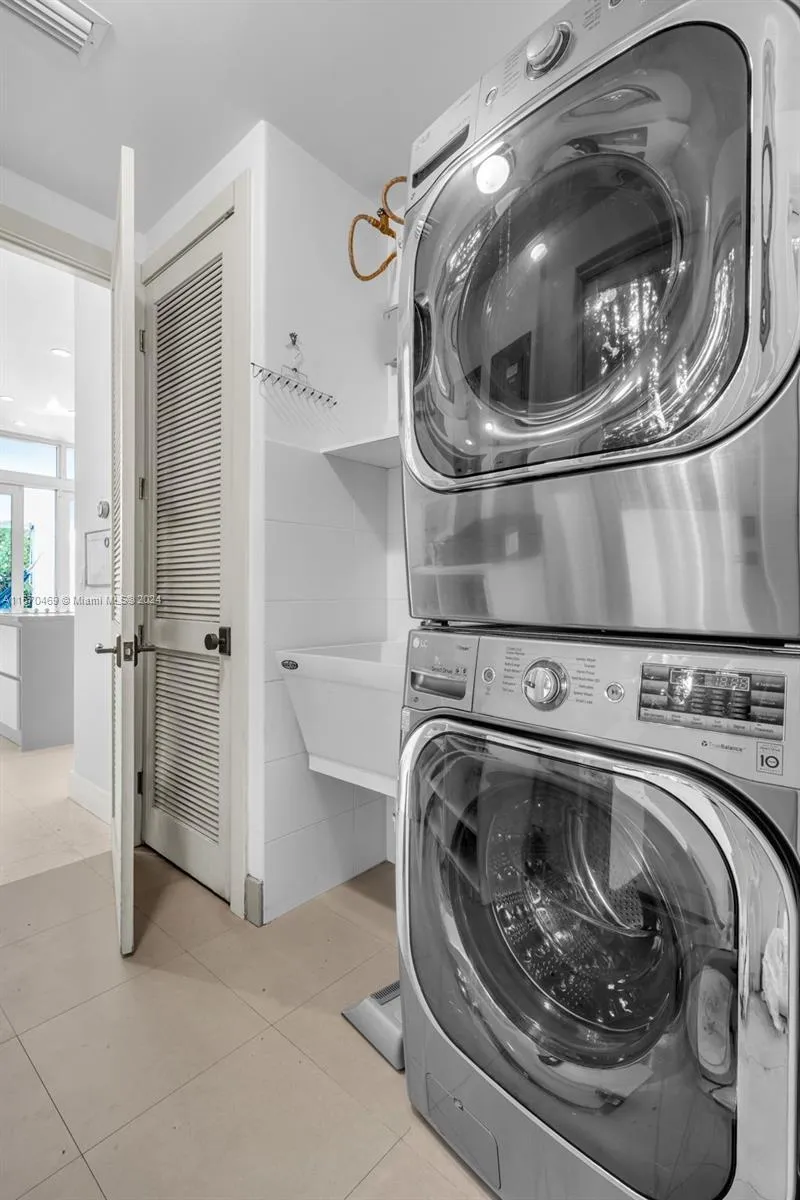 Key Biscayne, Florida 33149, United States, 5 Bedrooms Bedrooms, ,6 BathroomsBathrooms,Residential,Active,90237