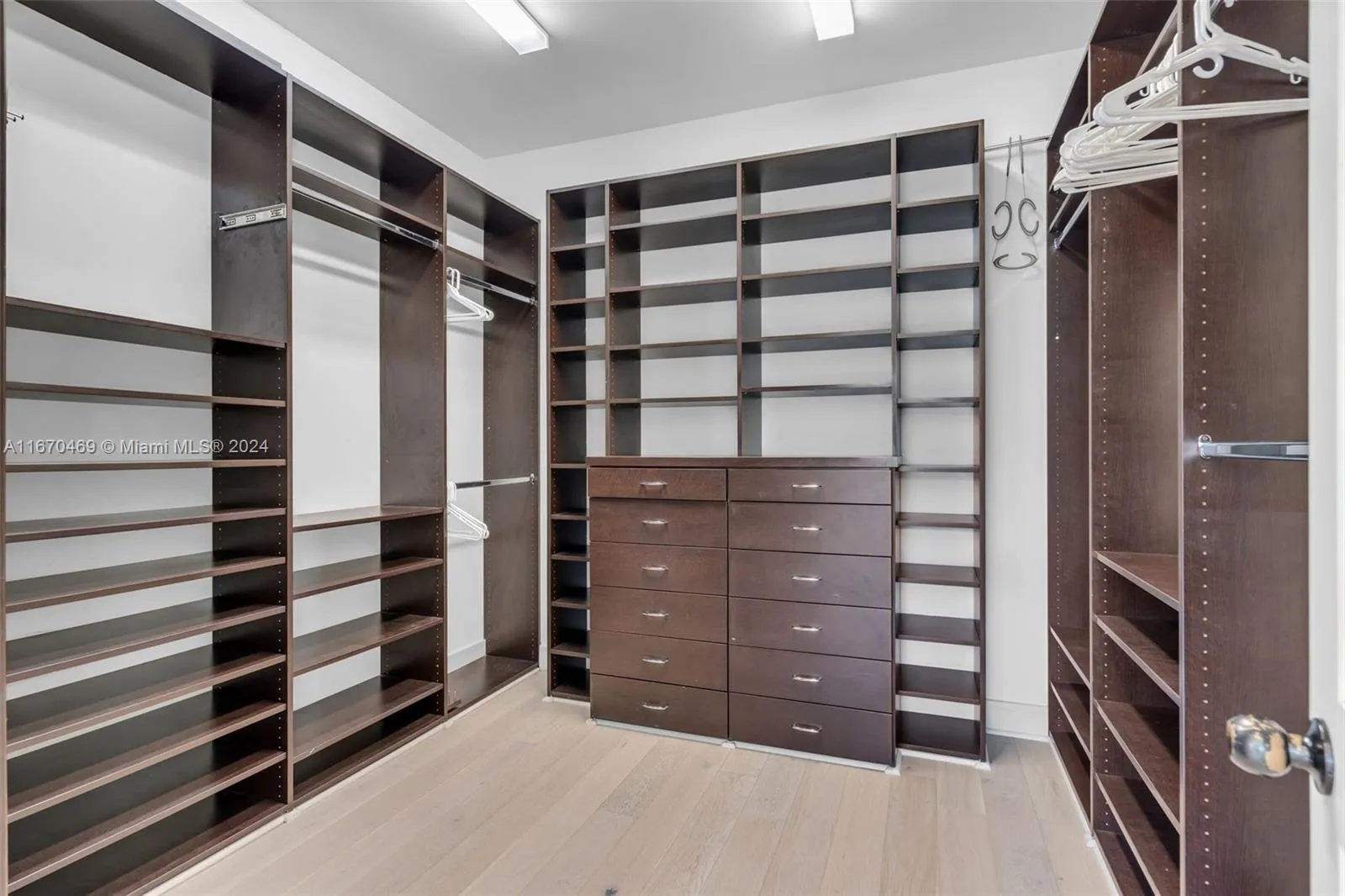 Key Biscayne, Florida 33149, United States, 5 Bedrooms Bedrooms, ,6 BathroomsBathrooms,Residential,Active,90237