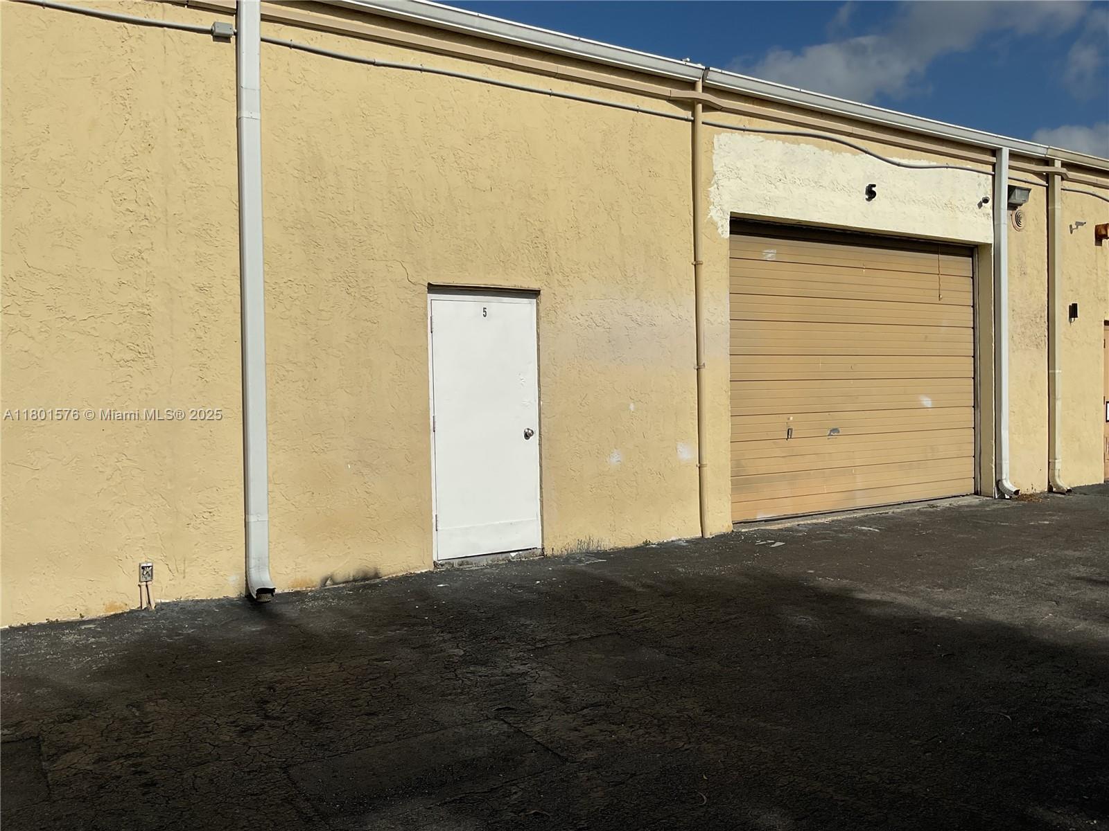 Prime small-bay warehouse available with full air conditioning, perfect for businesses needing clean, climate-controlled space. Located just minutes from the Sawgrass Expressway, this unit offers excellent accessibility to Broward and Palm Beach counties. Ideal for light manufacturing, distribution, or specialty storage. Features include 1,400 SF of flexible space, 1 roll-up door, and convenient front-door parking. Rare opportunity in Coral Springs to secure a well-located, AC-equipped bay. Ready for immediate occupancy!